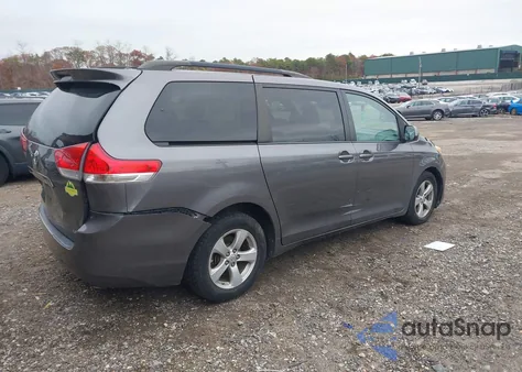 2013 Toyota Sienna Le V6 8 Passenger z USA, uszkodzony, nr VIN 5TDKK3DCXDS295975